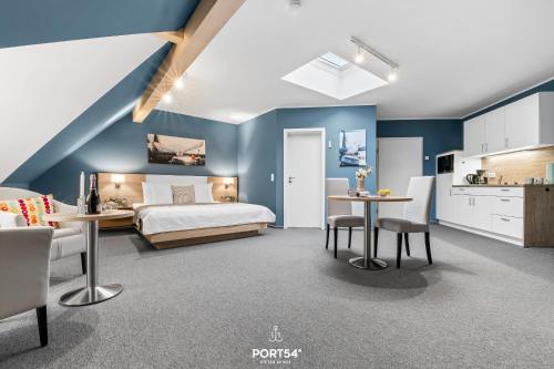 a bedroom with blue walls and a bed and a table at Ferienwohnung Bude 12 Dagebüll in Dagebüll