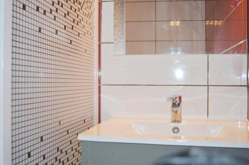 une salle de bain avec un lavabo et un miroir dans l'établissement NP220-3-30 Appartement 3 pièces, Narbonne Plage, à Narbonne-Plage