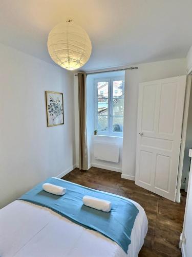 une chambre avec un lit avec deux serviettes dessus dans l'établissement Wonderhost, Central Avenue en coeur de ville, à Pau
