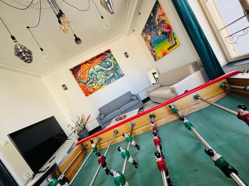  Elle comprend un salon doté d'une télévision à écran plat. dans l'établissement LAme Moderne Pelletier, à Marle-et-Behaine