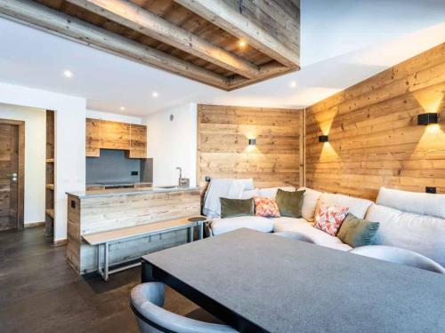 un salon avec un canapé et une table dans l'établissement Appartement duplex 5 pièces rénové, Crève-Coeur, 8 pers, animaux acceptés - FR-1-291-720, à Valmorel