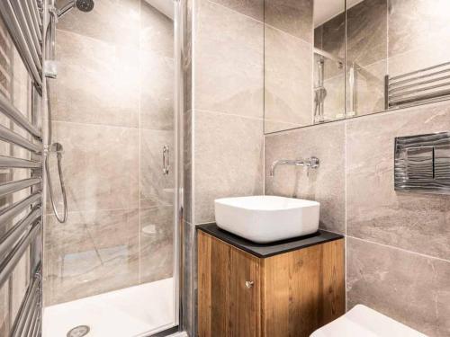 une salle de bain avec un lavabo et une douche dans l'établissement Appartement duplex 5 pièces rénové, Crève-Coeur, 8 pers, animaux acceptés - FR-1-291-720, à Valmorel