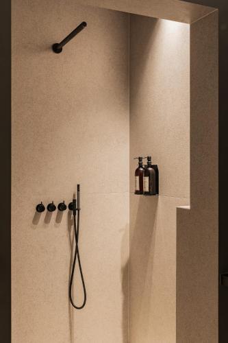a bathroom with a shower with a hose at B&B Herenhuis in Izegem