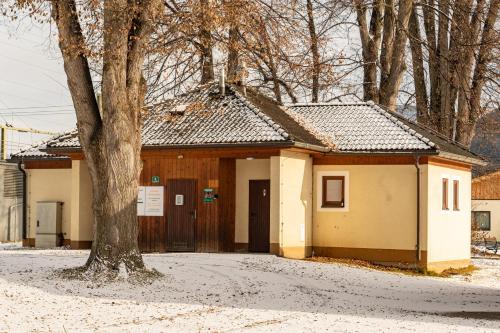 a small house with a tree in front of it at Raddörfl in Teufenbach