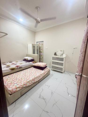 Ένα ή περισσότερα κρεβάτια σε δωμάτιο στο Hannah Homestay Ipoh