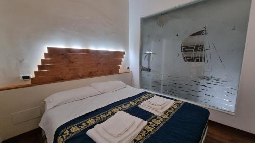 トロペアにあるLady Saturno's Homeのベッドとタオル2枚のある寝室