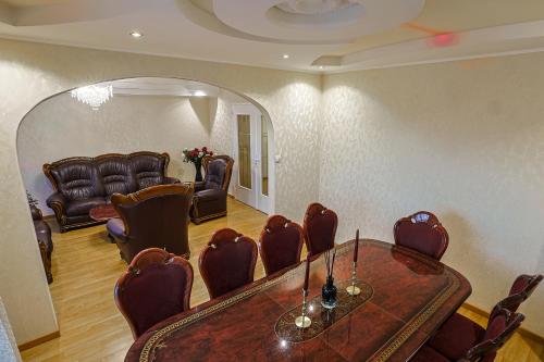 une salle de conférence avec une table et des chaises en cuir dans l'établissement Très belle Apparemment 80 m2 Double Séjour à Strasbourg proche Zénith Gare Centrale Centre Ville CHU Hôpital, à Strasbourg