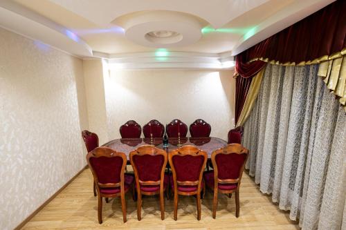 une salle de conférence avec une table et des chaises rouges dans l'établissement Très belle Apparemment 80 m2 Double Séjour à Strasbourg proche Zénith Gare Centrale Centre Ville CHU Hôpital, à Strasbourg