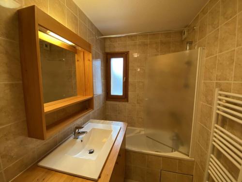 une salle de bain avec un lavabo, une douche et une baignoire dans l'établissement 3 pièces avec garage pour 6 personnes à Saint-Jean-de-Sixt - FR-1-458-134, à Saint-Jean-de-Sixt