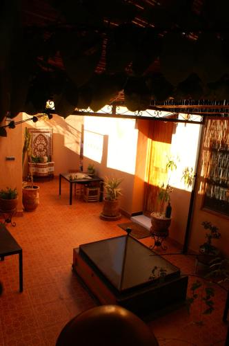 a living room with a pool table in the middle at Maison d'hôtes Dar El Nath in Ouarzazate