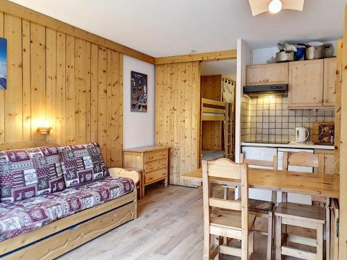 un salon avec un canapé et une table dans l'établissement Studio confort au centre de Val d'Isère avec balcon - Proche pistes, WIFI, local à ski - FR-1-518-113, à Val dʼIsère