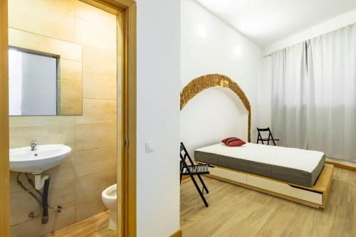 BRAND NEW Pl Espana Sants Fira Apartment 2024 Built, Aplus, AirCon & Heating, Gigabit WiFi, Parking