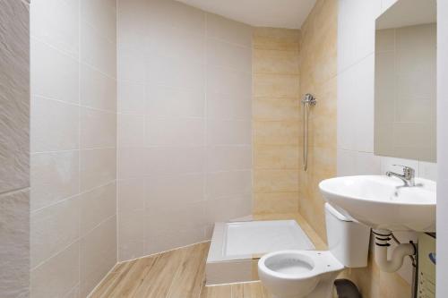 BRAND NEW Pl Espana Sants Fira Apartment 2024 Built, Aplus, AirCon & Heating, Gigabit WiFi, Parking