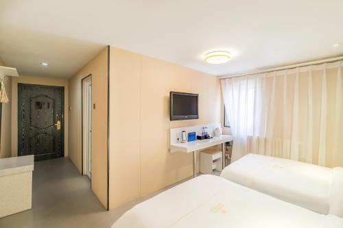 Katil atau katil-katil dalam bilik di Dequan Xin Yue Hotel Coffee, fruits, snacks, a gym and a laundry room are provided for free in the lobby
