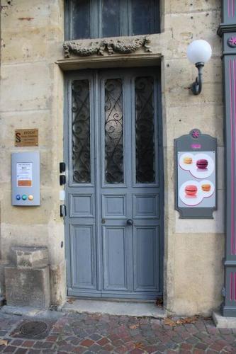 une porte bleue sur le côté d'un bâtiment dans l'établissement Le Saint-Georges - 2 à 4 pers - Ideal CNPE CHINON, à Chinon