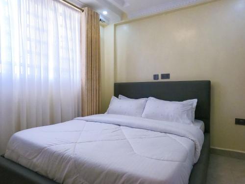 Postel nebo postele na pokoji v ubytování Shirpelle Suites BNB