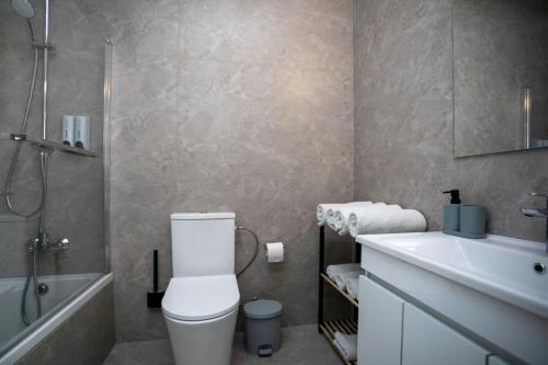 Ένα μπάνιο στο Stunning & Cosy, Direct Pool Access, 2BR, with Private Patio! Serenity Townhouse