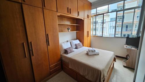 Postel nebo postele na pokoji v ubytování Copacabana Beach Studio