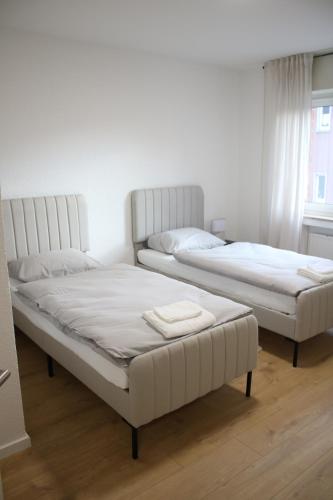 twee bedden naast elkaar in een kamer bij Apartment auf Schalke in Gelsenkirchen