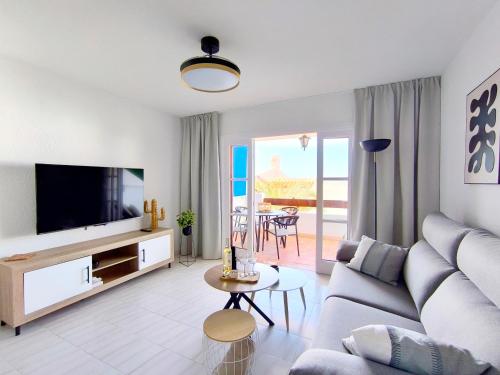 SUNLIT ISLE - heated pool, fibre net, Los Cristianos