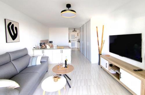 SUNLIT ISLE - heated pool, fibre net, Los Cristianos