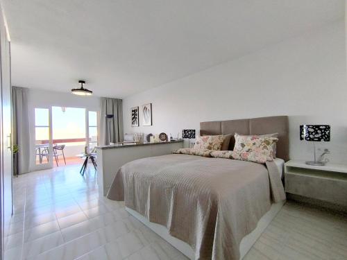 SUNLIT ISLE - heated pool, fibre net, Los Cristianos