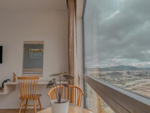 a room with a table and two chairs and a window at Lux Nest hotel in Ấp Kim Thạch