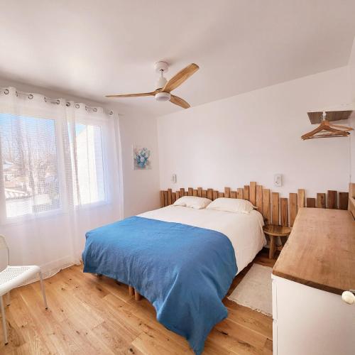 une chambre avec un lit avec une couverture bleue dans l'établissement Villa Alekatele à 80m de la plage, à La Tranche-sur-Mer