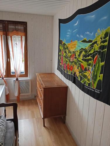 une chambre avec une commode et un tableau sur le mur dans l'établissement Martinique, à Mont-dʼOrigny