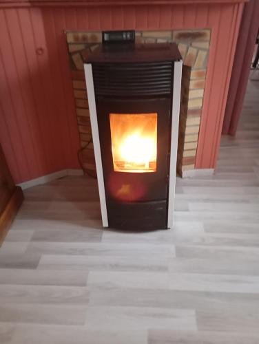 - une cheminée dans une pièce avec une cheminée dans l'établissement Martinique, à Mont-dʼOrigny