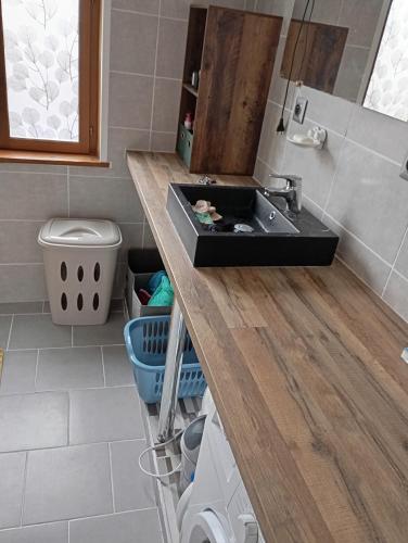 La salle de bains est pourvue d'un lavabo et d'un comptoir. dans l'établissement Martinique, à Mont-dʼOrigny