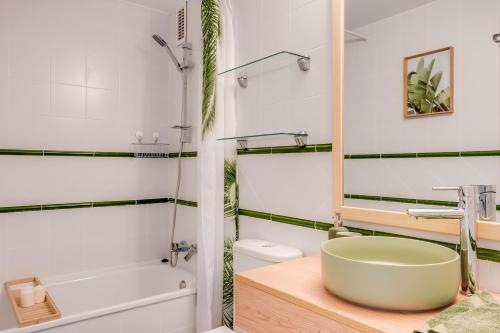 a bathroom with a sink and a tub and a toilet at Ultimate Rentals - Gezellig Stijlvol Appartement Dichtbij Het Strand - Communal Pool in Estepona