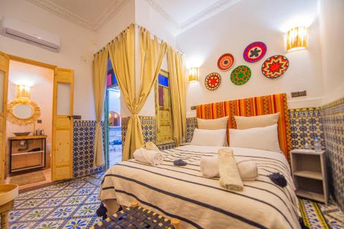 Voodi või voodid majutusasutuse Riad Bab Taghzout Marrakech toas