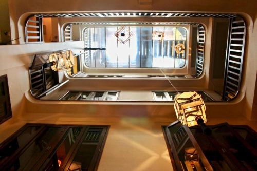 una vista aérea de una habitación con ventana en Anggun Boutique Hotel, en Kuala Lumpur