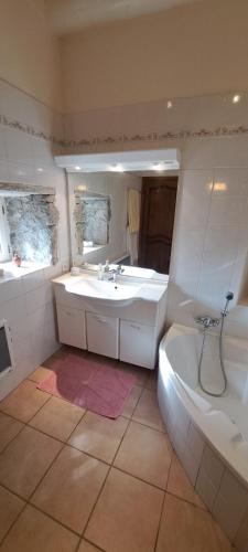 une salle de bain avec une baignoire, un lavabo et des toilettes dans l'établissement Le Mas de Largellas, à Balazuc