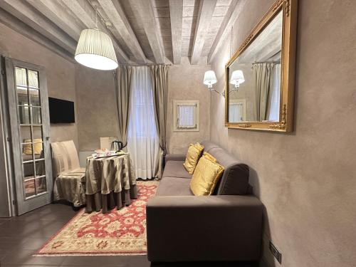 Hotel Antiche Figure Image