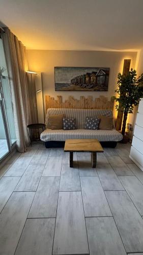 un salon avec un canapé et une table basse dans l'établissement Plages à 190 m, parking privé, belle vue, wifi., au Cap d'Agde