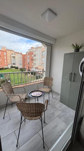 Elle comprend un balcon avec des chaises, une table et un réfrigérateur. dans l'établissement Plages à 190 m, parking privé, belle vue, wifi., au Cap d'Agde