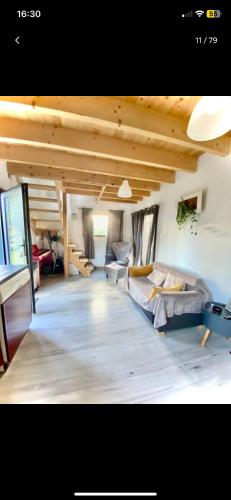 un grand salon avec un canapé et une table dans l'établissement Cottage balnéo vue mer, à Bazenville