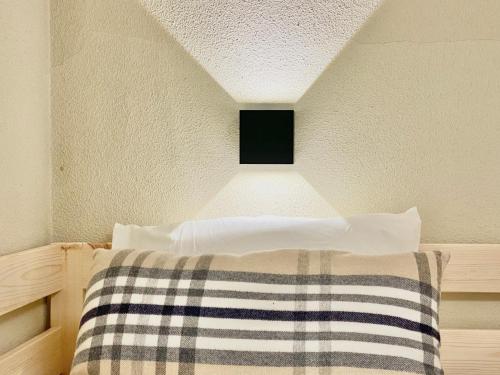 a bedroom with a bed with a black and white blanket at Jungfraujoch, Chalet Ski In&Out, Wengen, Valley view in Wengen