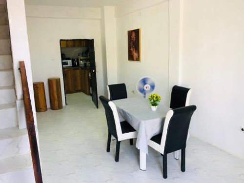 Televiisor ja/või meelelahutuskeskus majutusasutuses Luanda City Hostel
