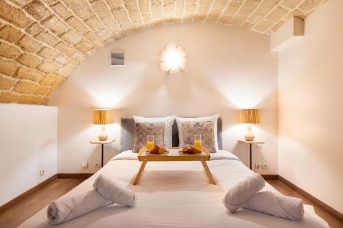 - une chambre avec un lit et une table dans l'établissement charmant et chaleureux paris 17ème, à Paris