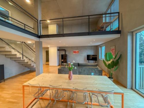 a dining room with a table with flowers on it at Sunset Club - LOFT II - 160 m2 - Zentral in Memmingen