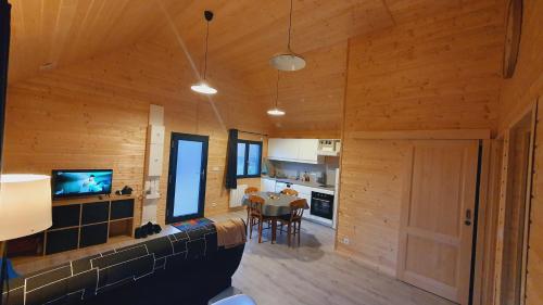 - une cuisine et une salle à manger dans une cabane en rondins dans l'établissement Le Chalet du Grand Megnaud, à La Tour-dʼAuvergne