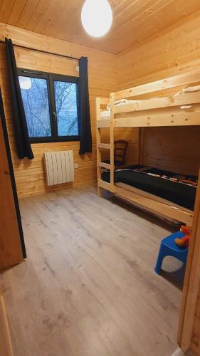 - une chambre avec 2 lits superposés dans une cabane en rondins dans l'établissement Le Chalet du Grand Megnaud, à La Tour-dʼAuvergne