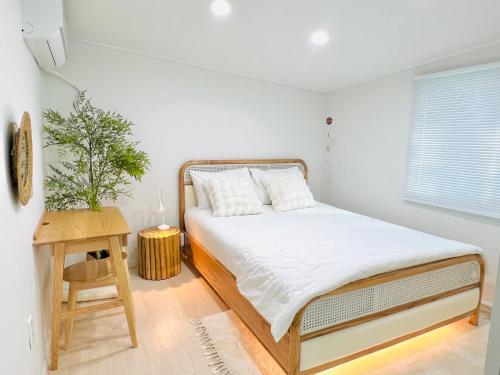 Postel nebo postele na pokoji v ubytování 서울 도심뷰-엘리베이터,6ppl 롯데월드,KSPO,강남,잠실,성수,명동,