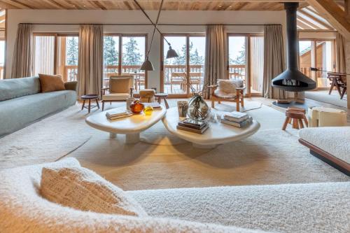 un salon avec un canapé et une table dans l'établissement Antarès URSA 501 - Amazing duplex penthouse ski inout in Méribel, à Méribel