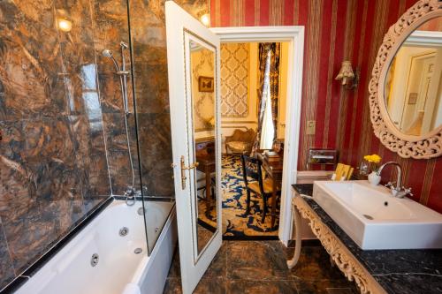 Un baño de Le Metropole Luxury Heritage Hotel Since 1902 by Paradise Inn Group
