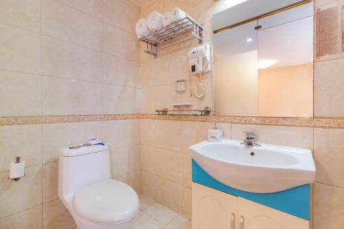 Bilik mandi di Dequan Xin Yue Hotel Coffee, fruits, snacks, a gym and a laundry room are provided for free in the lobby