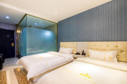 Katil atau katil-katil dalam bilik di Dequan Xin Yue Hotel Coffee, fruits, snacks, a gym and a laundry room are provided for free in the lobby